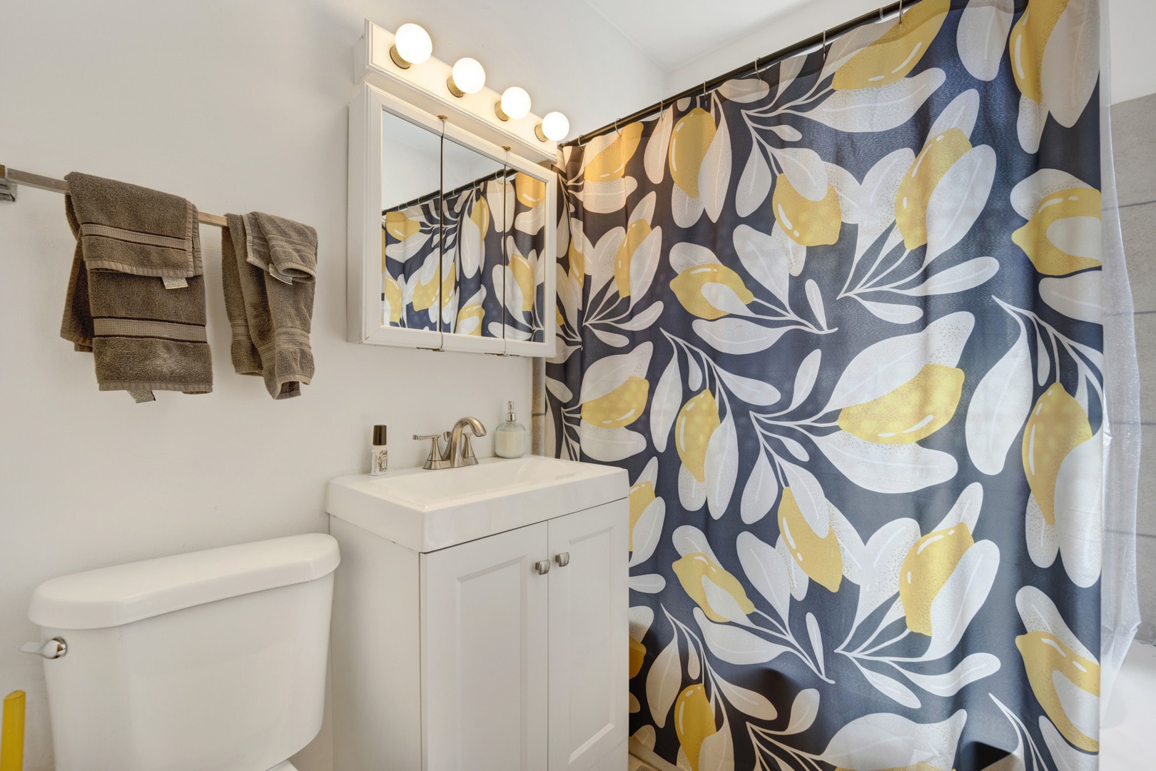 Building Photo - 3132 N Clifton Ave