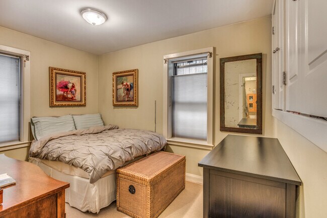 Building Photo - Two Bed Near Northeastern - No Fee