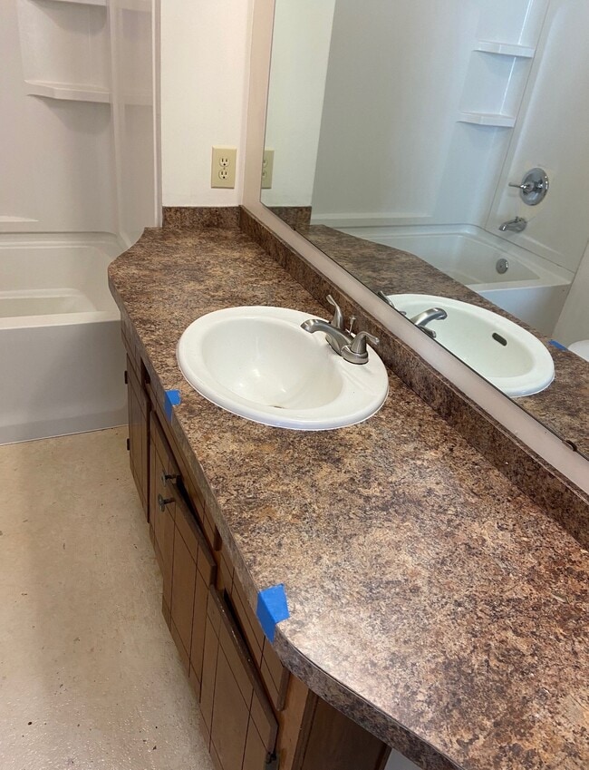 Building Photo - 1102 W 6th Ave