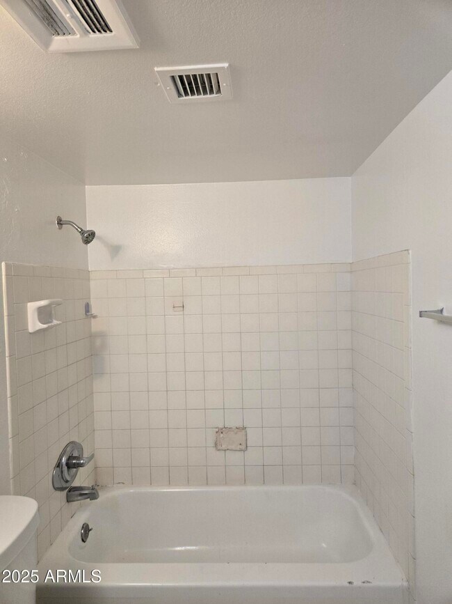 Building Photo - 2415 W Hazelwood St