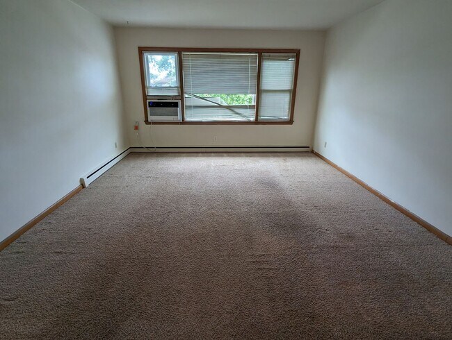 Building Photo - Great Location! 2-bed 1-bath Apartment