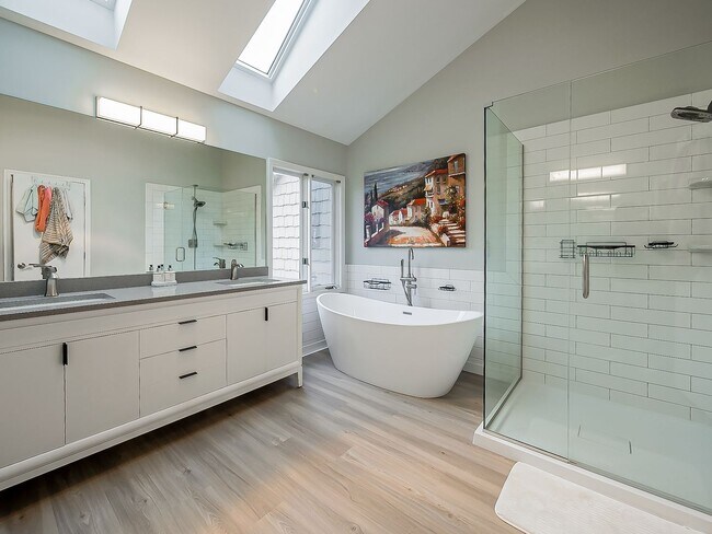 Building Photo - AVAILABLE NOW! Sun-Filled 3-Bed, 2.5-Bath Home with Golf Course Views in Bloomfield Hills