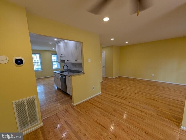 Building Photo - 8358 Stationhouse Ct