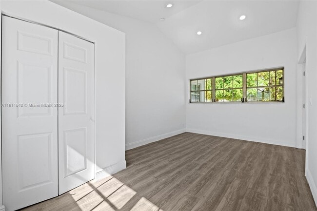 Building Photo - 2444 Plunkett St