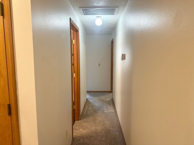 Building Photo - 3 Bedroom 2 Bath McMinnville OR