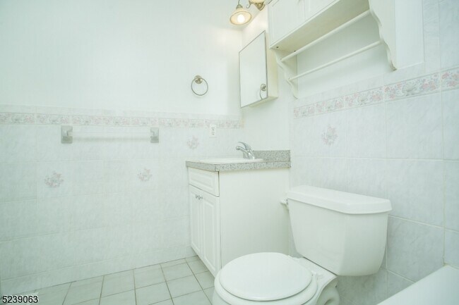 Building Photo - 572 Old Dover Rd