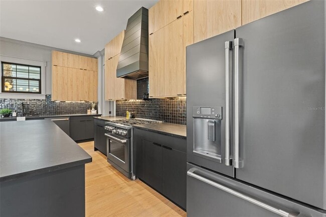 Building Photo - 807 W Park Ave