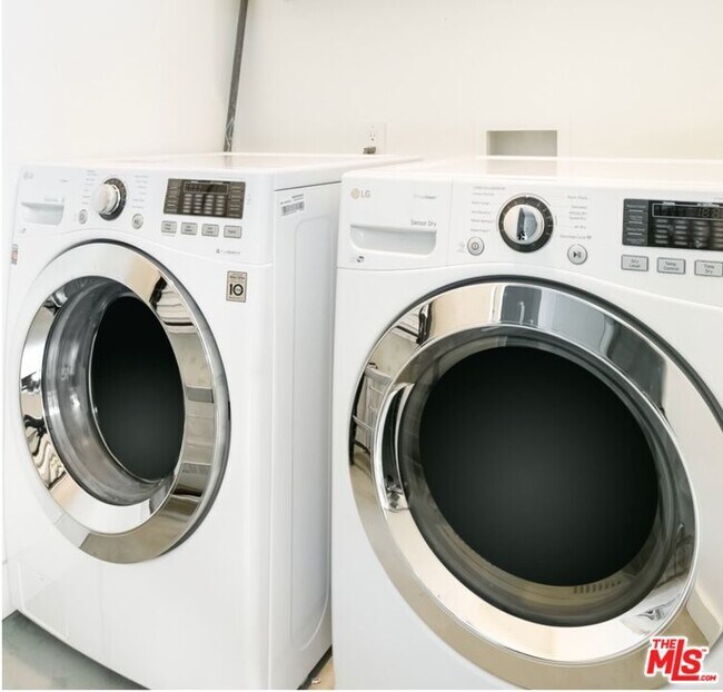 Building Photo - 5470 Katherine Ave