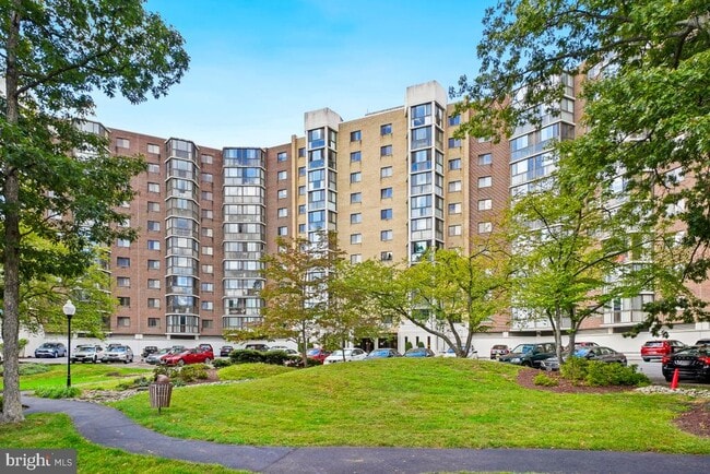 Building Photo - 15101 Interlachen Dr