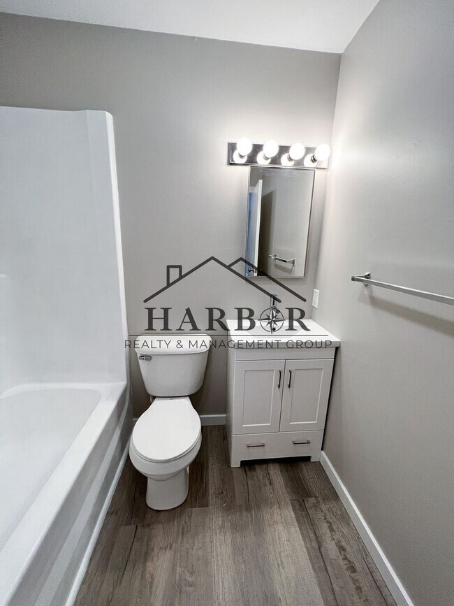 Building Photo - Renovated 1 Bedroom 1 Bath - SPECIAL: Appl...