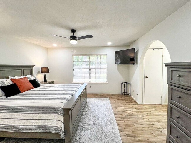 Building Photo - 2012 E Lacey Oak Cir