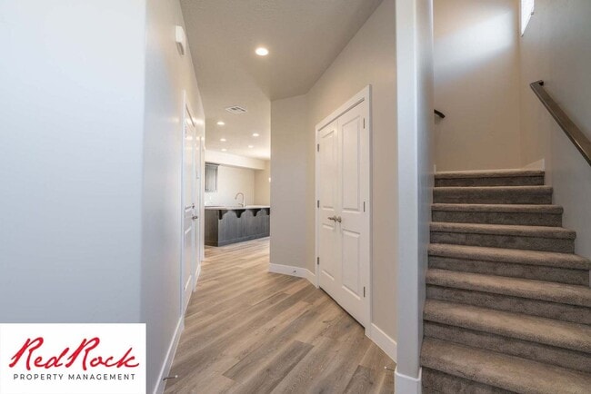 Building Photo - Spacious Townhome in Hurricane Heights