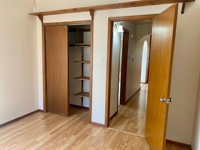 Building Photo - 2032 Camelot Dr