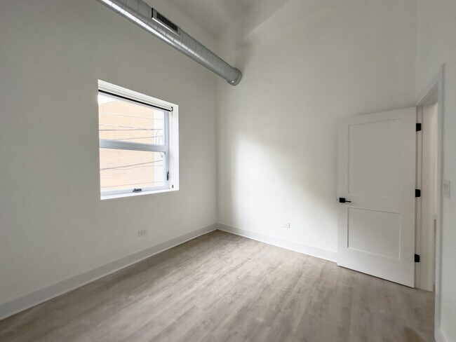 Building Photo - 4731 N Western Ave