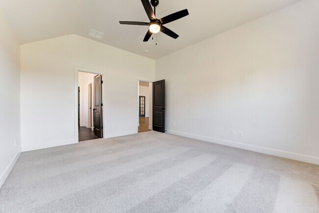 Building Photo - Brand New Home In Mustang!