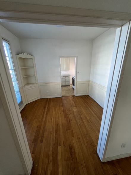 Building Photo - 141 1/2 Sweetzer Ave