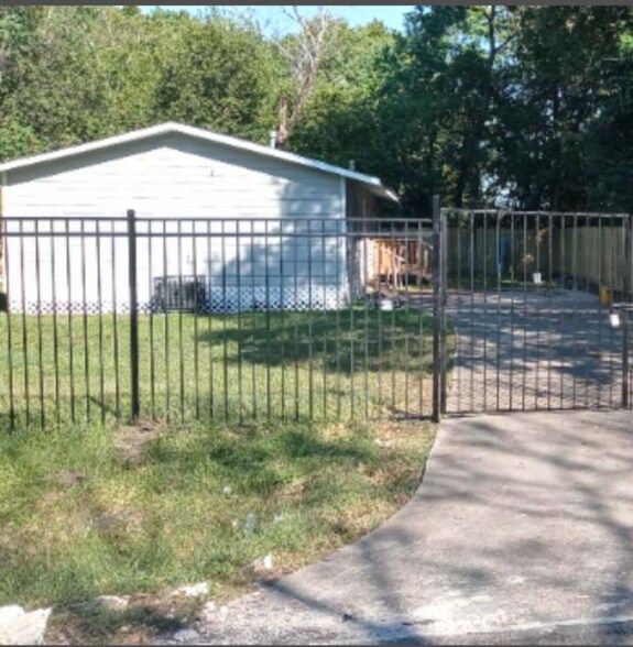 Building Photo - 13703 Segrest Dr