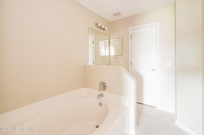 Building Photo - 3214 Garden Acres Ct E