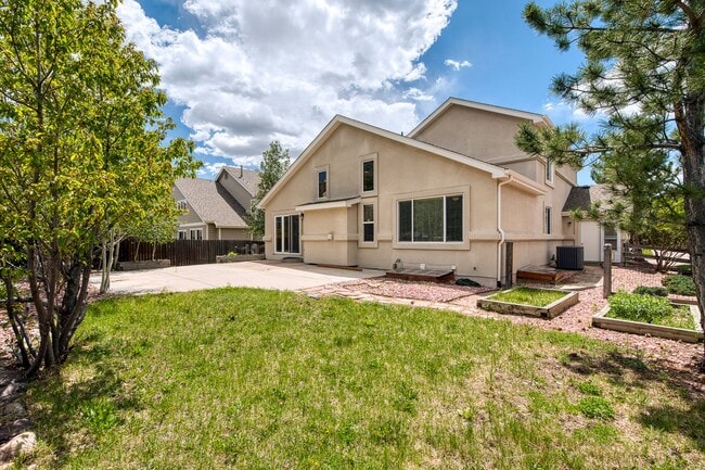 Building Photo - Beautiful home with 5 bedrooms, 3 1/2 bathrooms, 3-car garage available now!