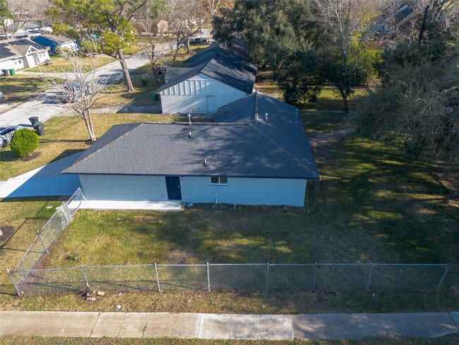 Building Photo - 5502 Elm Tree Dr