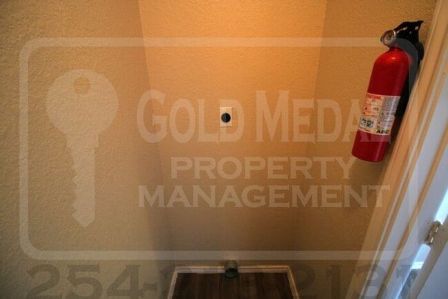 Building Photo - Cozy 3-bed, 2-bath fourplex now available for rent! - Don't miss out!