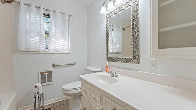 Building Photo - 5-Bedroom Cottage Near U of A