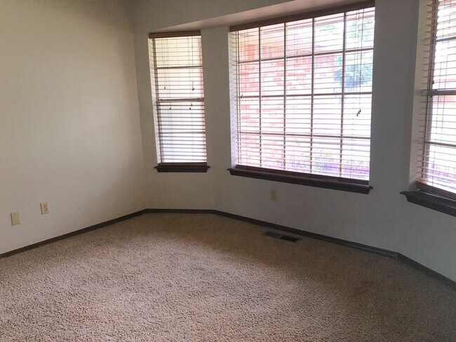 Building Photo - Edmond Schools, Lawn Care Included - Great Home