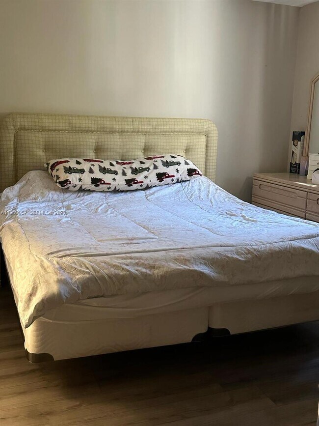 Building Photo - 10000 NW 80th Ct