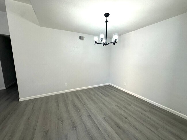 Building Photo - Come see this beautiful completely remodeled 3 bedroom 2 bath home, ready for you to move in today!