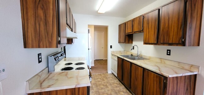Building Photo - Large one bedroom one bath ground-floor unit with patio.
