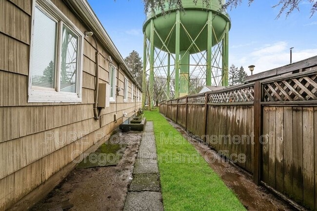 Building Photo - 7016 N Amherst St