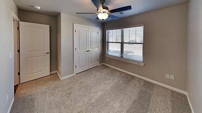 Building Photo - Beautiful 4 Bedroom 2 Bathroom Home in Pie...