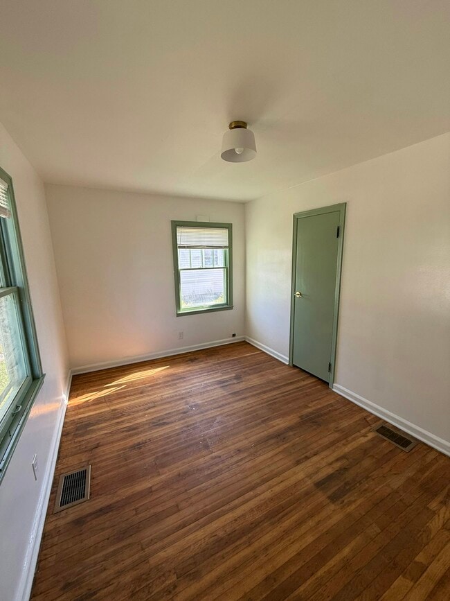 Building Photo - 617 Fletcher Ln