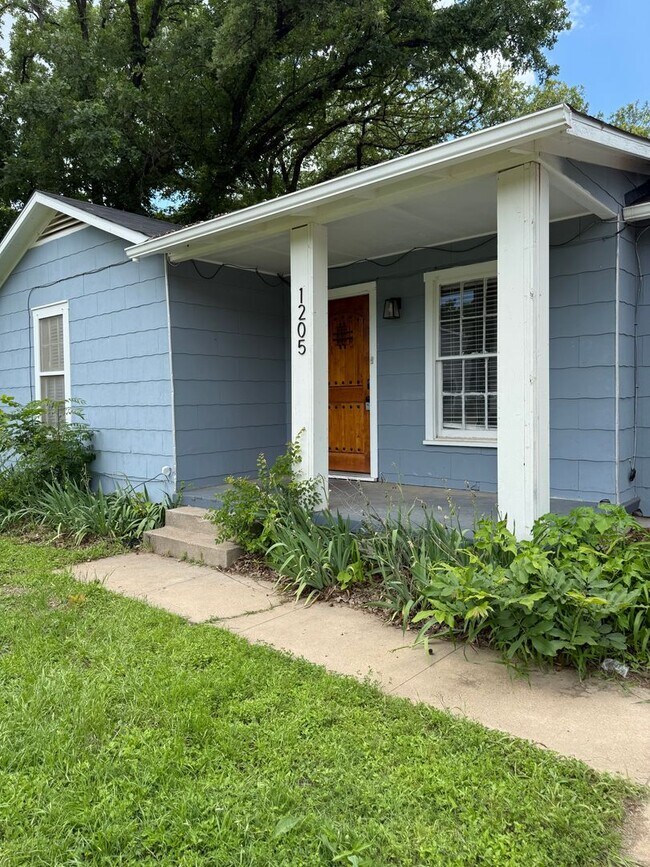 Building Photo - 2/1 - CHARMING COTTAGE - NEWLY RENOVATED