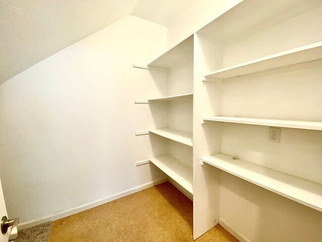 Building Photo - 3 Bedroom 2.5 Bath, 3 Car Garage w/Gorgeous Exterior