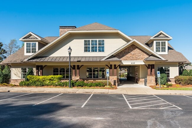 Building Photo - Well Maintained End Unit Townhome with Community Pool! Available July 14th!