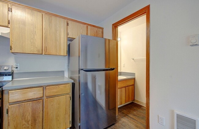 Building Photo - Spacious 3bd 2.5ba Unit in 4Plex - Avail. Now!