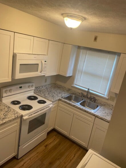 Building Photo - 2910 Fernwood Ave