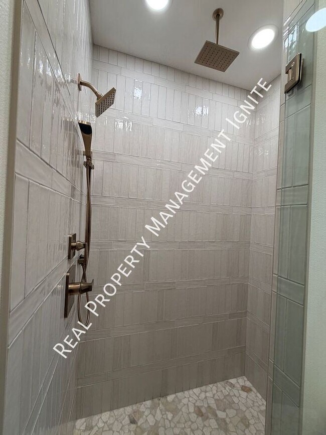 Building Photo - 453 S Pine St