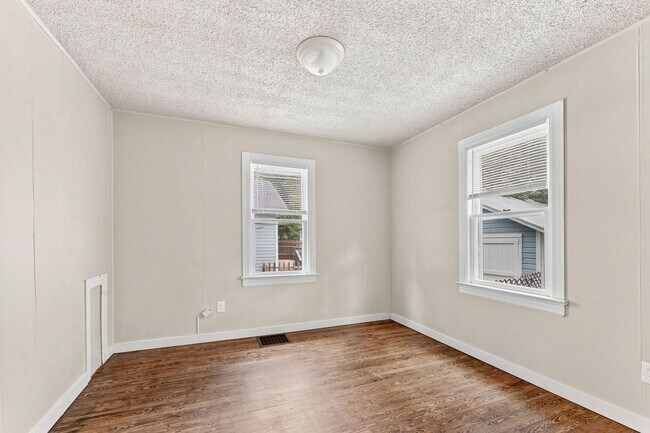 Building Photo - 512 E Cozy St