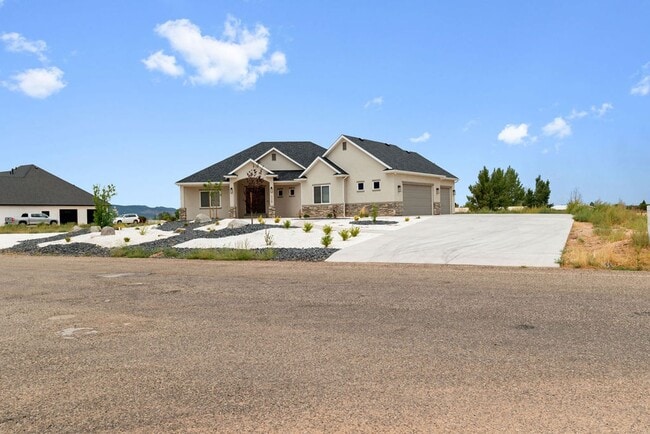 Building Photo - Elegant Residence on an Arce Lot