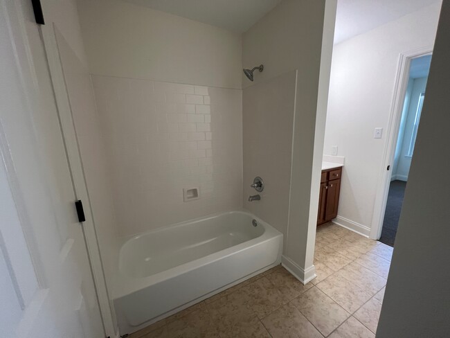 Full Bath - 1212 Cambridge Dr