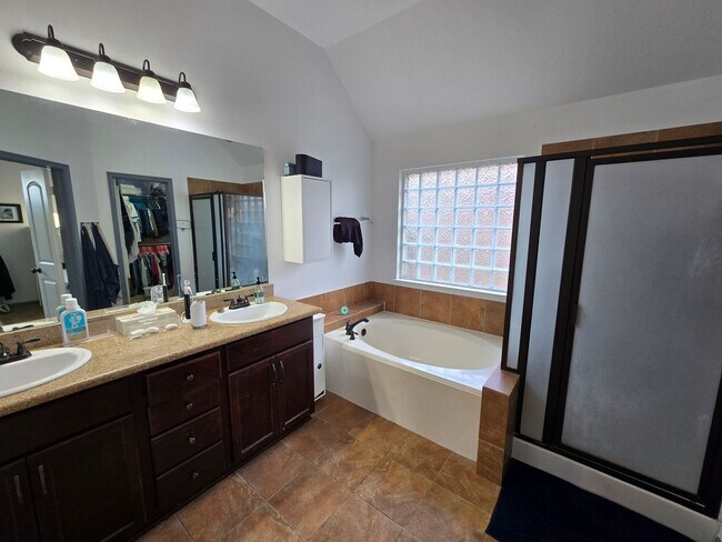 Building Photo - College Station - 3 bedroom / 2 bath- 2 car garage - fenced in back yard home in Creek Meadows