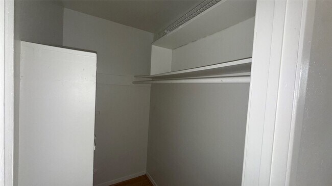 Building Photo - 1906 Binz St