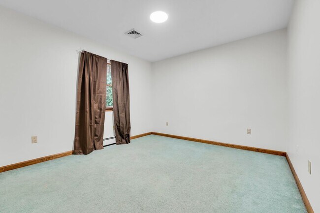 Building Photo - Family-Friendly 4-Bed Home with Pet-Friendly Yard and Pool in a Quiet Neighborhood