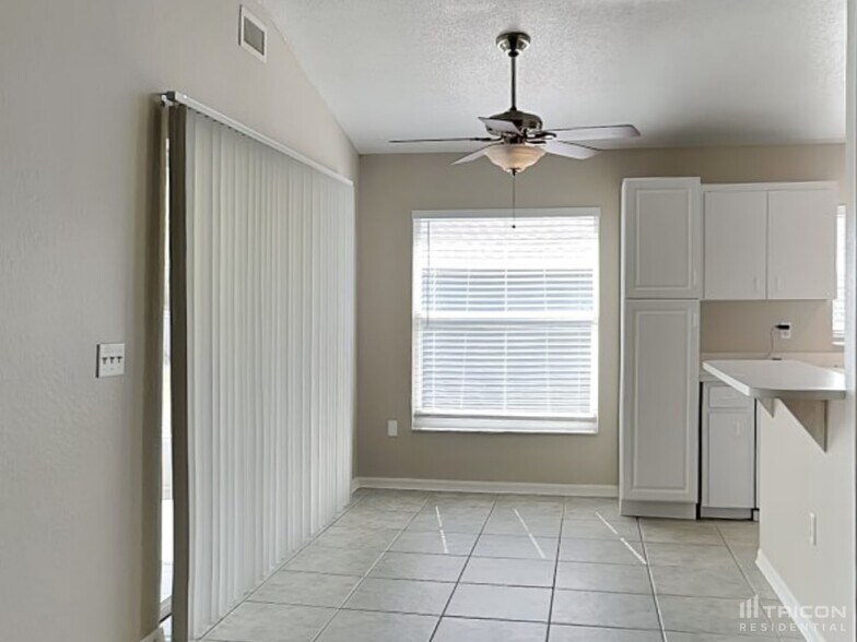 Building Photo - 7641 Manor Dr