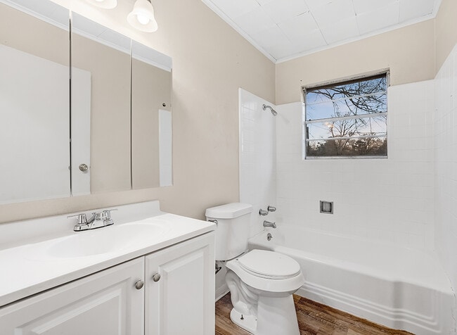 Building Photo - 3007 Hollywood St