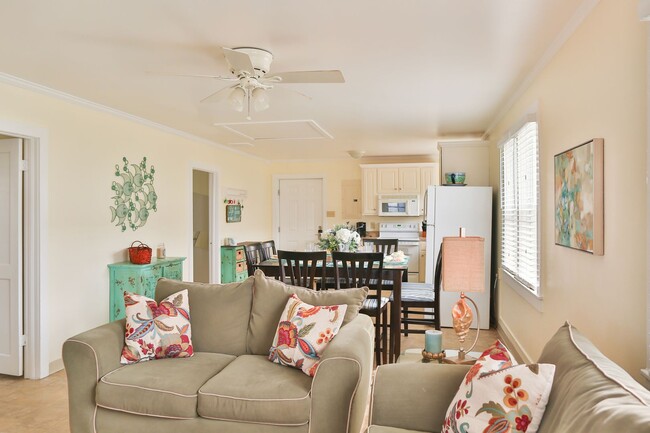 Building Photo - Charming Beach-Front 4bd Home