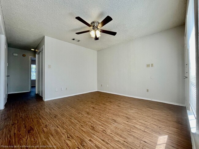 Building Photo - 3 Bedroom/2 Bath Apartment - New Paint & W...