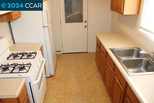 Building Photo - 578 Civic Center St